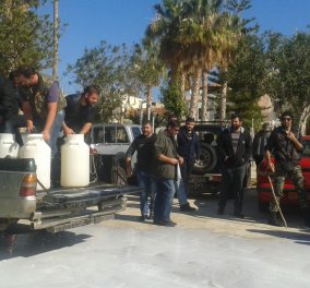 Ρέθυμνο: Αγρότες έριξαν γάλα μέσα στα γραφεία του ΣΥΡΙΖΑ & έκαψαν σημαίες του κόμματος
