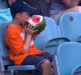 Ο μικρούλης που έφαγε ένα ολόκληρο καρπούζι σε αγώνα κρίκετ και έγινε viral - Δείτε το βίντεο
