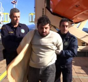 Βίντεο: Λιμενικοί στη Σάμο εξαναγκάζουν Τούρκο δουλέμπορο να δει τα άψυχα σώματα 3 παιδιών 