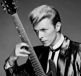 Heroes: Με αυτό το εκπληκτικό τραγούδι για το τείχος του Βερολίνου αποχαιρετά τον David Bowie το γερμανικό ΥΠΕΞ 