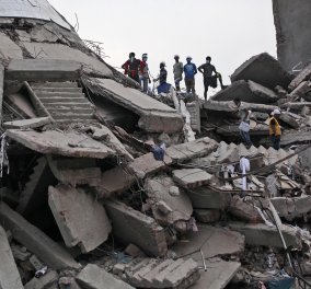Τριώροφο κτίριο στην Ινδία καταρρέει σαν "χάρτινος πύργος" μπροστά στην κάμερα