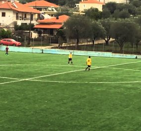 Smile βίντεο: Ελληνίδα γιαγιά διασχίζει γήπεδο & διακόπτει αγώνα ποδοσφαίρου γιατί... θυμήθηκε πως έχει μια επείγουσα δουλειά