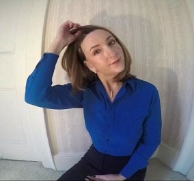 Διάσημη παρουσιάστρια ειδήσεων βγάζει την περούκα on camera για να δείξει πως έμεινε μετά τις χημειοθεραπείες – Βίντεο