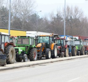 Σε θέση μάχης με αποκλεισμούς δρόμων οι αγρότες - Κλείνουν την Εθνική Οδό στα Τέμπη 