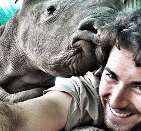 Σπάνια σχέση άνδρα και ορφανού ρινόκερου: Τον φροντίζει από μωρό και τώρα ο 23χρονος βγάζει χαμογελαστές selfies 