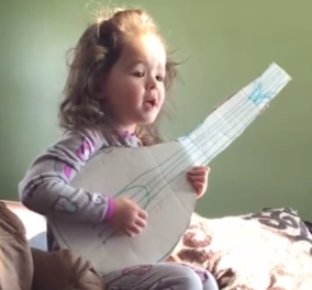 Μια μικρούλα 3 ετών παίρνει την κιθάρα & τραγουδάει Adele - Δείτε την στο βίντεο να σαρώνει με την φωνούλα της