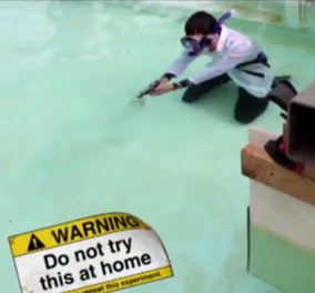 Βίντεο: Το πείραμα του φυσικού που... κόβει την ανάσα - Αυτοπυροβολήθηκε στο νερό & γλύτωσε την τελευταία στιγμή 