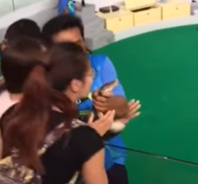 Απίστευτο βίντεο: Κινέζα πάει να... φιλήσει πύθωνα και το φίδι της δαγκώνει τη μύτη!