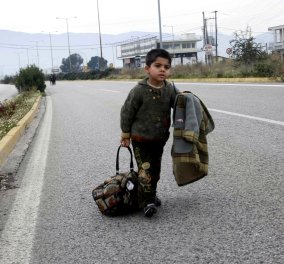 Λαμία: Εγκλωβισμένοι πρόσφυγες ξεκίνησαν με τα πόδια για τα Ελληνοσκοπιανά σύνορα - Θα περπατήσουν 450 χιλιόμετρα!