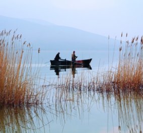 Ο υδάτινος κόσμος της Φλώρινας: Θα σας μαγέψουν οι 4 λίμνες με τα πετρόκτιστα χωριά & τους αμπελώνες 