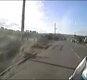Βίντεο: Η στιγμή που το αυτοκίνητο χτύπησε την 15χρονη ενώ κοιτούσε το κινητό της