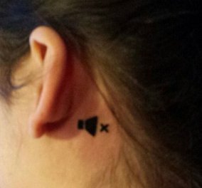 Top Woman η κωφή κοπέλα που έκανε τατουάζ με μεγάφωνο στο αυτί της - Ομιλείτε πιο δυνατά παρακαλωωωωω