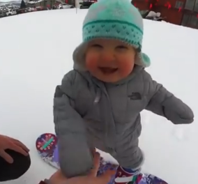 Το βίντεο της ημέρας: 1 έτους το μωρό που κάνει σνόουμπορντ πριν καν περπατήσει: 4 εκ views!