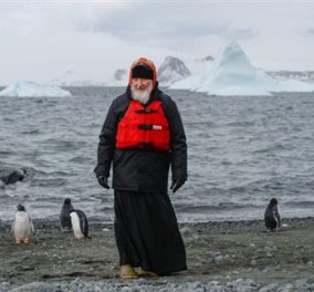  Ο πανευτυχής Ρώσος πατριάρχης Κύριλλος ποζάρει παρέα με τους πιγκουίνους στην Ανταρκτική