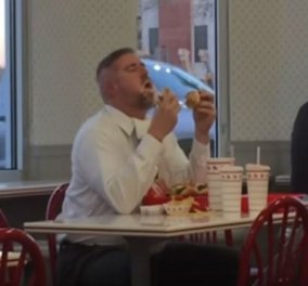 Δύο εκατ. views για το βίντεο με τον τύπο που τρώει τον άμπακο: Βουτάει το χάμπουργκερ σε μιλκσέικ!