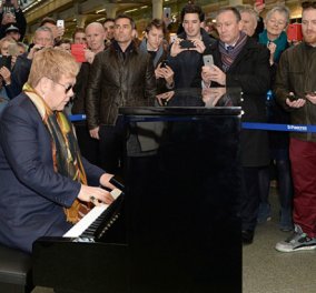 Και ξαφνικά στο μετρό μπροστά μου ο Έλτον Τζον παίζει πιάνο !!!
