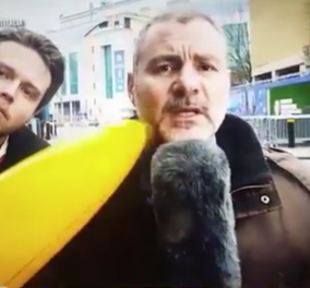 Viral βίντεο: Ρεπόρτερ έχασε την ψυχραιμία του & επιτέθηκε σε άνδρα που τον ενοχλούσε με... μπανάνα!