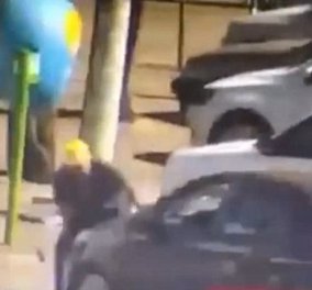  Βίντεο: Ο νεαρός του πετάει πέτρες στο αυτοκίνητο και εκείνος τον πατάει χωρίς δισταγμό 