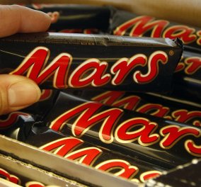 55 χώρες ανακαλούν τις σοκολάτες Mars και Snickers! Bρέθηκε πλαστικό