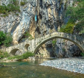 To μαγευτικό τοπίο με την άγρια ομορφιά στο ιστορικό Γεφύρι της Πορτίτσας, στα Γρεβενά