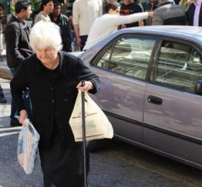 Top Woman η γιαγιά  92 ετών: Πήγε με σακούλες τρόφιμα στους πρόσφυγες της Πλ. Βικτωριας 