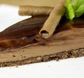 Πεντανόστιμος γλυκός πειρασμός από τον Άκη Πετρετζίκη - Cheesecake με πραλίνα σοκολάτας!