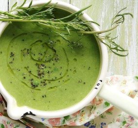 Τι τρώμε σήμερα; Μια πανεύκολη, πεντανόστιμη σούπα με αρακά σε συνταγή του Άκη Πετρετζίκη