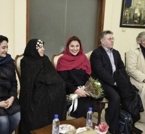  Κόκκινη, μπορντό ή μοβ; Οι μαντήλες της Μπέτυς Μπαζιάνα στο Ιράν και το πλατύ χαμόγελο  
