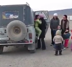 Βίντεο: Πόσα παιδιά χωράνε σε ένα τζιπ στη Μογγολία - Πάνω από 30 ο αριθμός