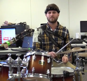 Βίντεο: Όταν η τεχνολογία βοηθά την μουσική - Νεαρός παίζει ντραμς με τρία χέρια