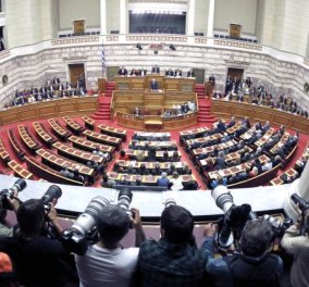 Live από τη Βουλή η ''μάχη'' για τις τηλεοπτικές άδειες - Στο βήμα ο πρωθυπουργός Αλέξης Τσίπρας