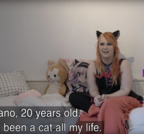 Ασύλληπτο! 20χρονη νομίζει ότι είναι μια γάτα εγκλωβισμένη σε ανθρώπινο σώμα - Περπατάει στα 4, νιαουρίζει & φοράει ουρά!