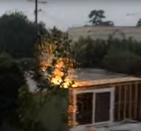 Βίντεο: Δείτε το σπίτι που ανατινάζεται στον αέρα από βραχυκύκλωμα καλωδίου λόγω καταιγίδας