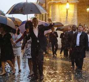 Με βροχή, ομπρέλες & την πεθερά ο Ομπάμα στην ιστορική επίσκεψη της Κούβας: Η πρώτη σε 90 χρόνια 
