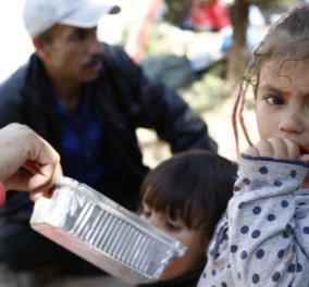 Good News: Η ΑΒ Βασιλόπουλος ανακοίνωσε τη διανομή χιλιάδων μερίδων φαγητού στους εγκλωβισμένους πρόσφυγες στον Πειραιά
