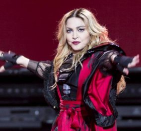 Με λυγμούς η Madonna αφιέρωσε La Vie en Rose στον γιο της Ρόκο – Εκείνος προτίμησε τον πατέρα του (Βίντεο)