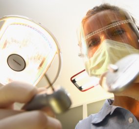 Τρελό smile βίντεο: Σέξυ οδοντίατρος αφήνει τους άντρες με το στόμα ανοιχτοοοό‏