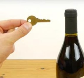 Ιδού το κόλπο για να ανοίξετε ένα μπουκάλι κρασί μόνο με το κλειδί σας (βίντεο)