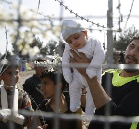 Εικόνες χάους και ντροπής με εγκλωβισμένους πρόσφυγες στην Ειδομένη - Μωρά και ανήμποροι σε φωτό που σκίζουν την καρδιά 