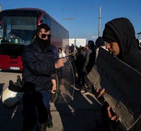 Επεισόδια στη Βέροια: Ορισμένοι Κάτοικοι παρεμπόδιζαν το λεωφορείο με τους πρόσφυγες από την Ειδομένη [Βίντεο]   