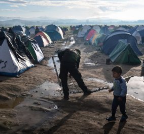 Ατελείωτο το δράμα στην Ειδομένη -  13.000 πρόσφυγες μέσα στα λασπόνερα – 1.000 ακόμα στον Πειραιά