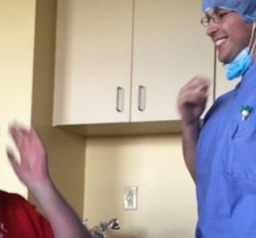 Συγκίνησηηηη: Στρατιώτης ντυμένος γιατρός αιφνιδιάζει την μαμά του την ώρα της χημειοθεραπείας 