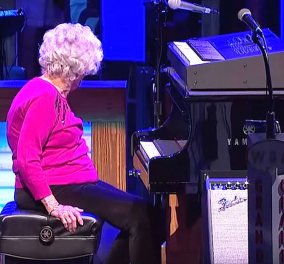 Βίντεο: 98χρονη γιαγιά παίζει πιάνο & ξετρελαίνει τους πάντες - Το ταλέντο δεν έχει ηλικία...
