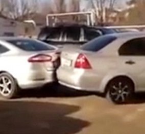 Βίντεο για γέλια & για κλάματα: Γυναικά οδηγός τράκαρε 17 αυτοκίνητα ενώ πάρκαρε!