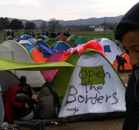 «Μάχη» με τον αέρα δίνουν πρόσφυγες και μετανάστες στην Ειδομένη - Προσπαθούν να σταθεροποιήσουν τις σκηνές τους