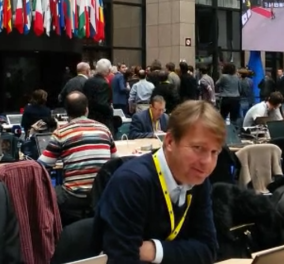 Βίντεο: Πανδαιμόνιο την στιγμή που οι δημοσιογράφοι την "πέφτουν" σε αξιωματούχο των Βρυξελλών  