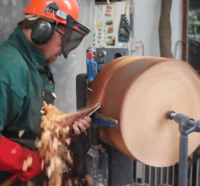 Βίντεο: Ξυλουργός έκανε θαύματα μόνο με ένα κομμάτι από κορμό δένδρου!