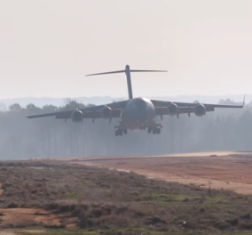 Εντυπωσιακό βίντεο: C-17 προσγειώνεται σε πρόχειρο αεροδιάδρομο & μαγεύει