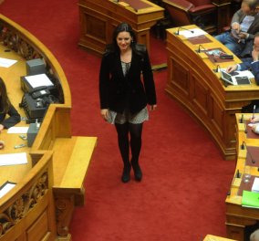 To κλος σούπερ μίνι της Όλγας Κεφαλογιάννη χθες στη Βουλή είχε και διαφάνεια στο μπούστο   