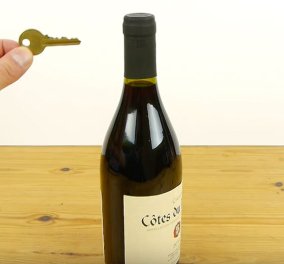 Φανταστικό βίντεο: Ιδού πώς να ανοίξετε ένα μπουκάλι κρασιού με το κλειδί του… σπιτιού σας